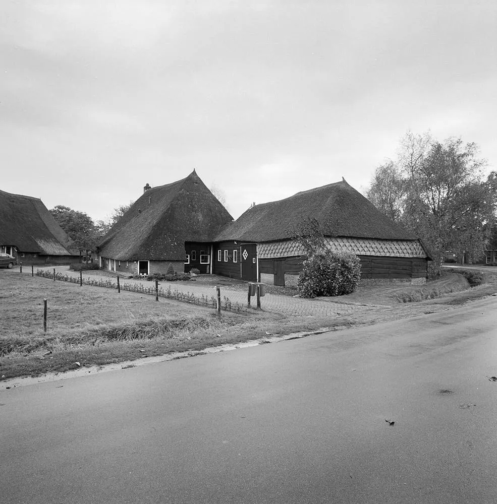 Wijster: Exterieur overzicht achterzijde van boerderij met onderschoer en aangebouwde houten bijschuur - Wijster - 20322034 - RCE