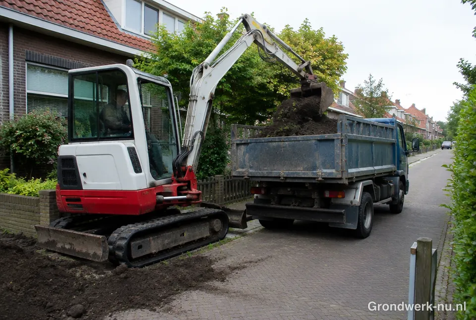 Minigraver laadt grond in een kiepwagen